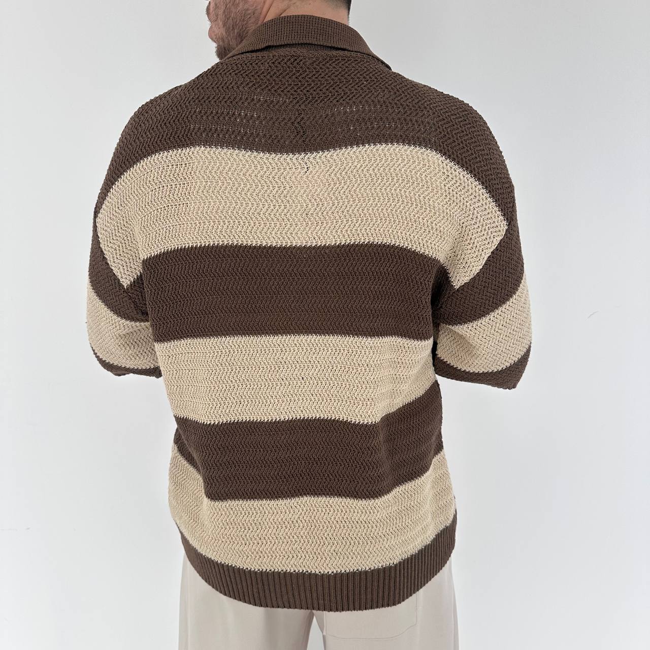 Pull con bottoni a righe beige