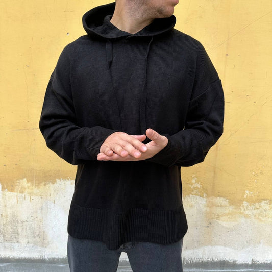 Pullover con cappuccio nero