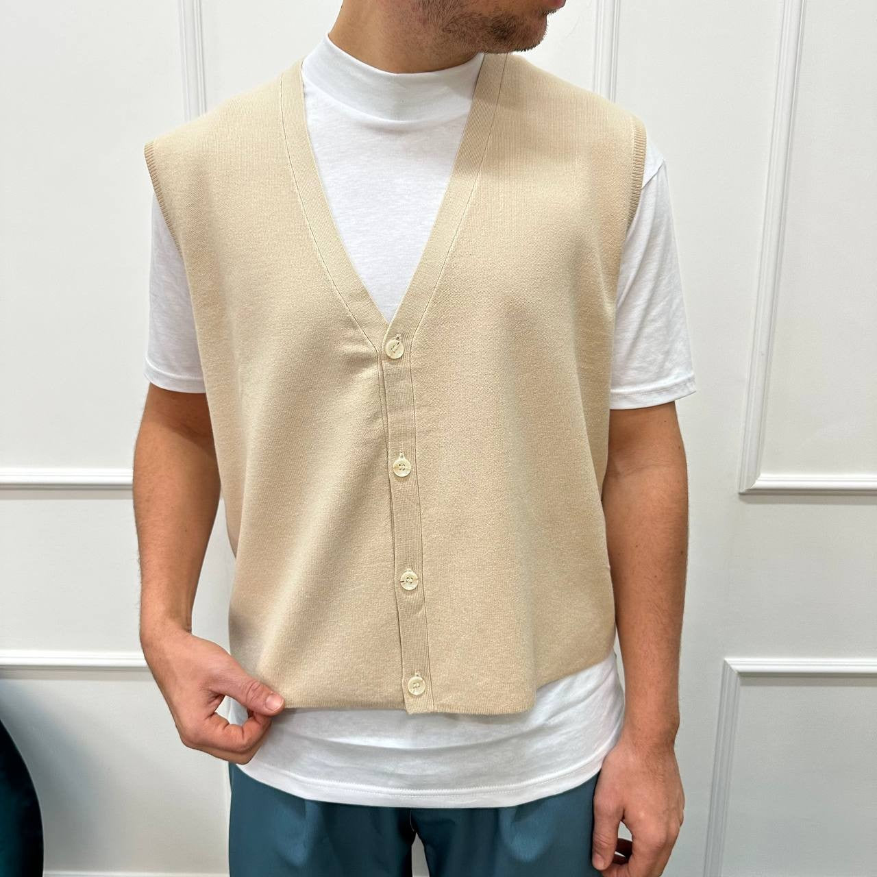 Cardigan smanicato beige