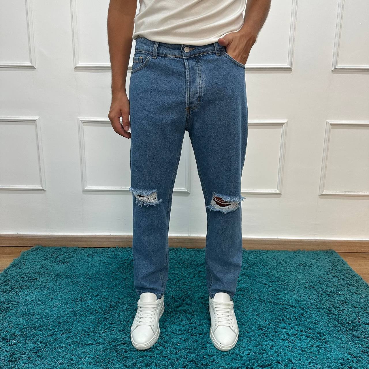 Jeans casual con rotture