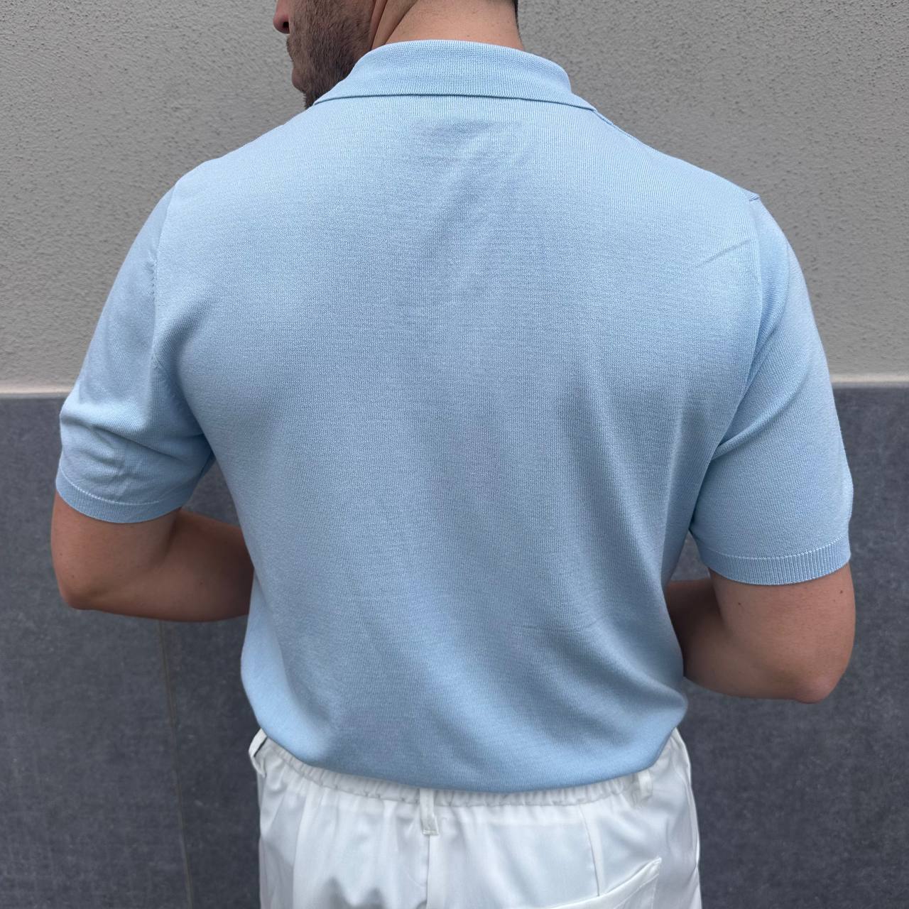 Polo in filo celeste