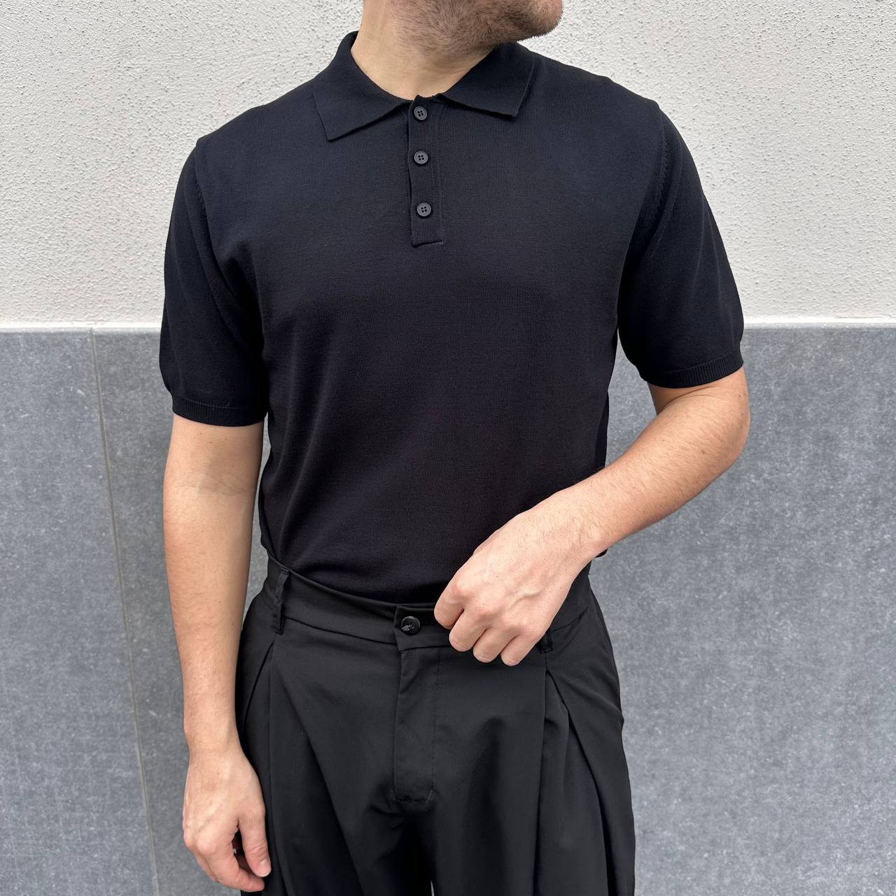 Polo in filo nera
