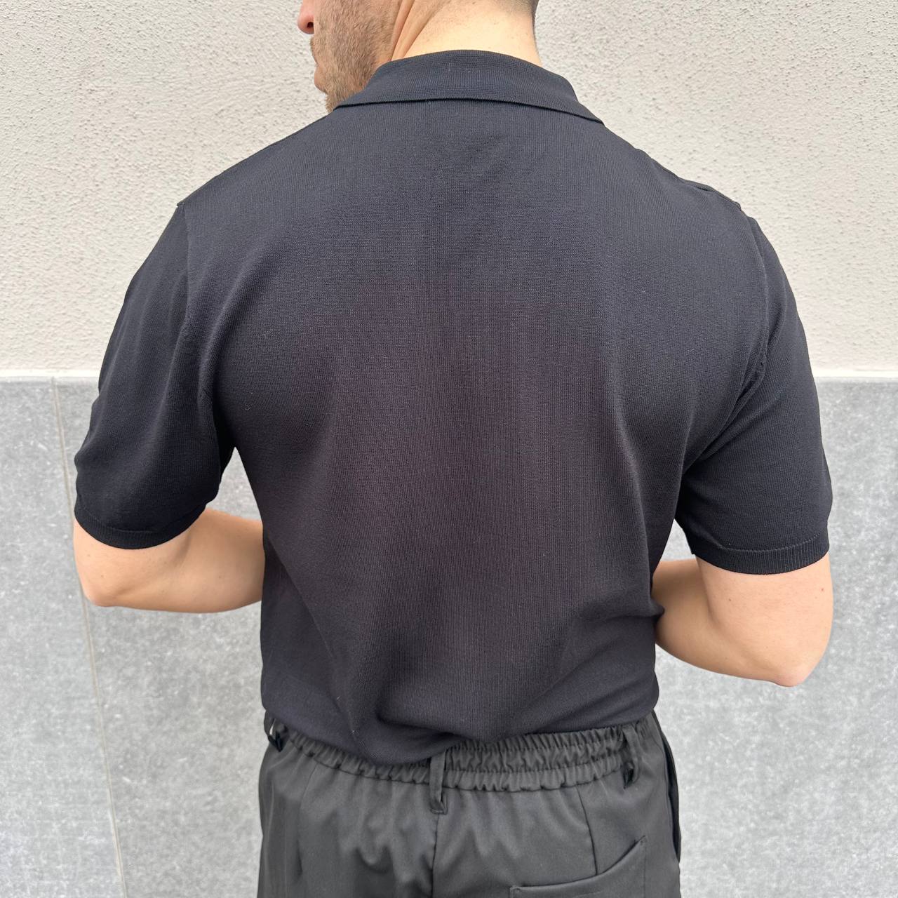 Polo in filo nera