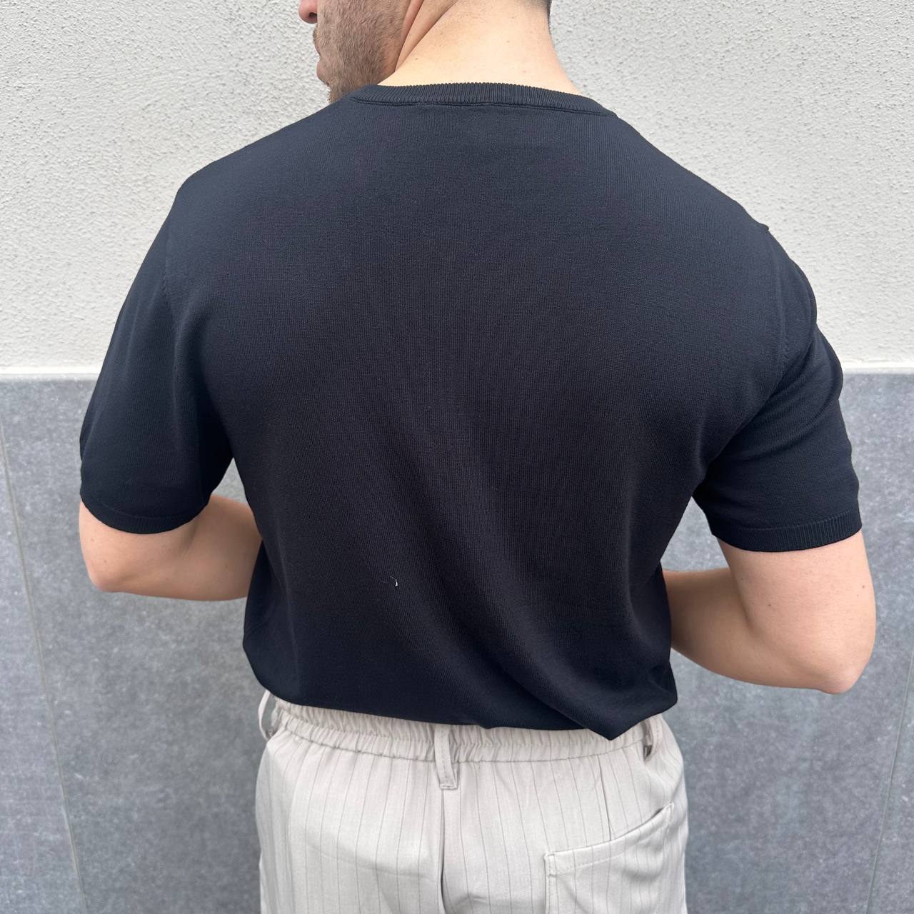 Maglia in filo nera