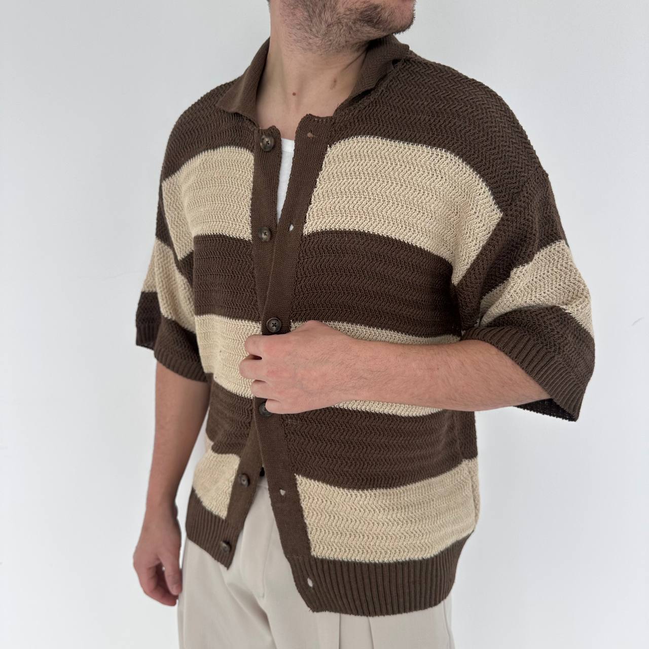 Pull con bottoni a righe beige