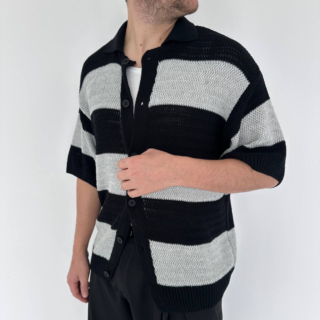 Pull con bottoni a righe nera