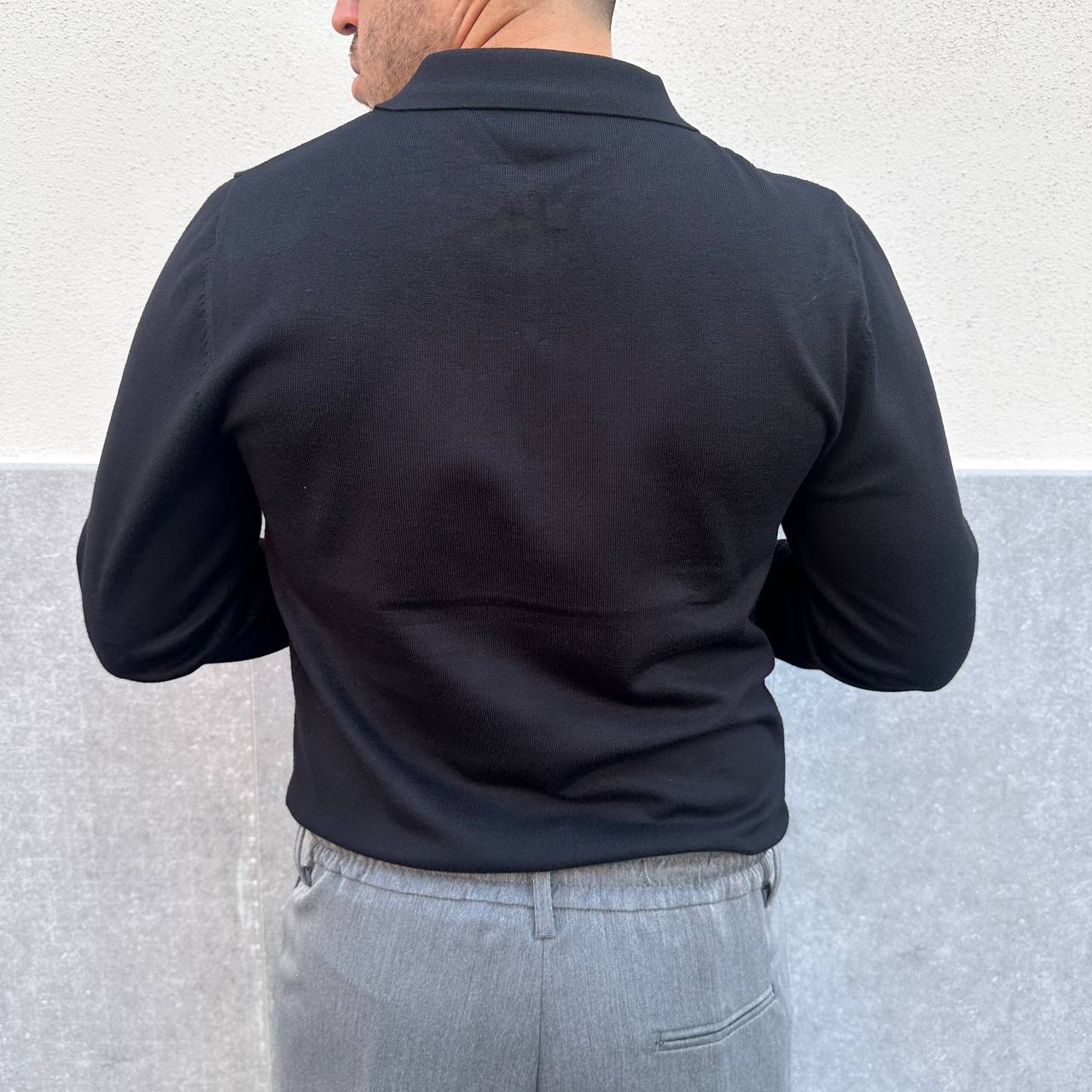Polo con zip nera