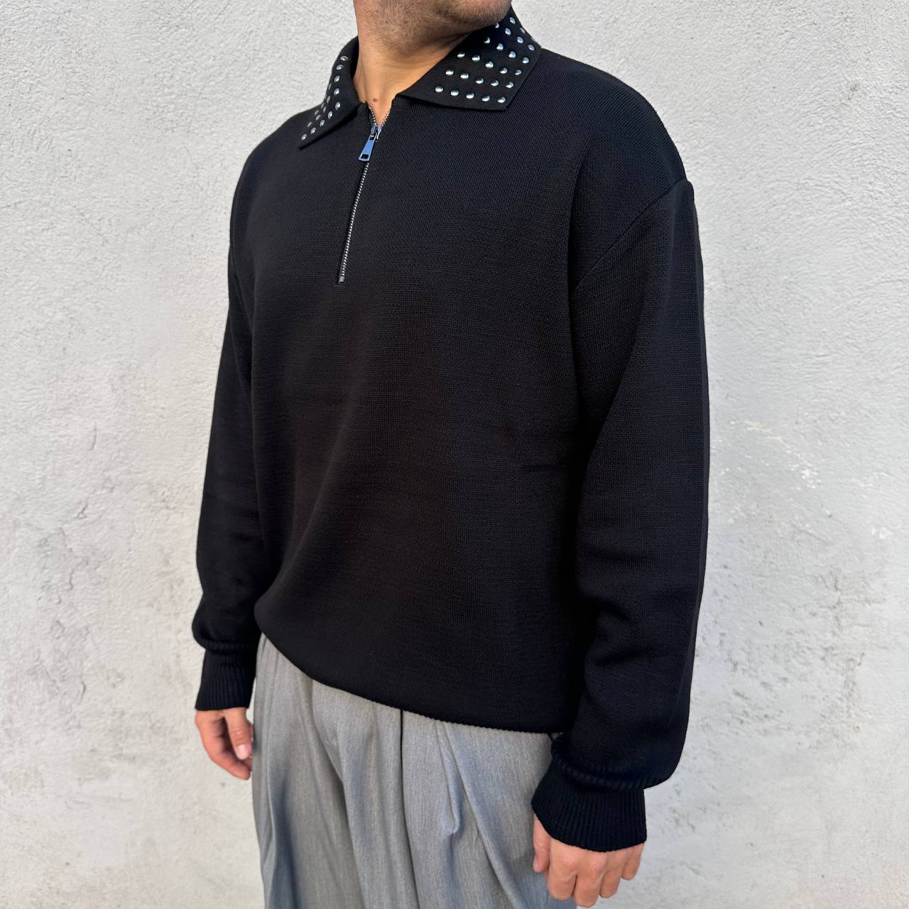 Polo mezza zip borchiata nera