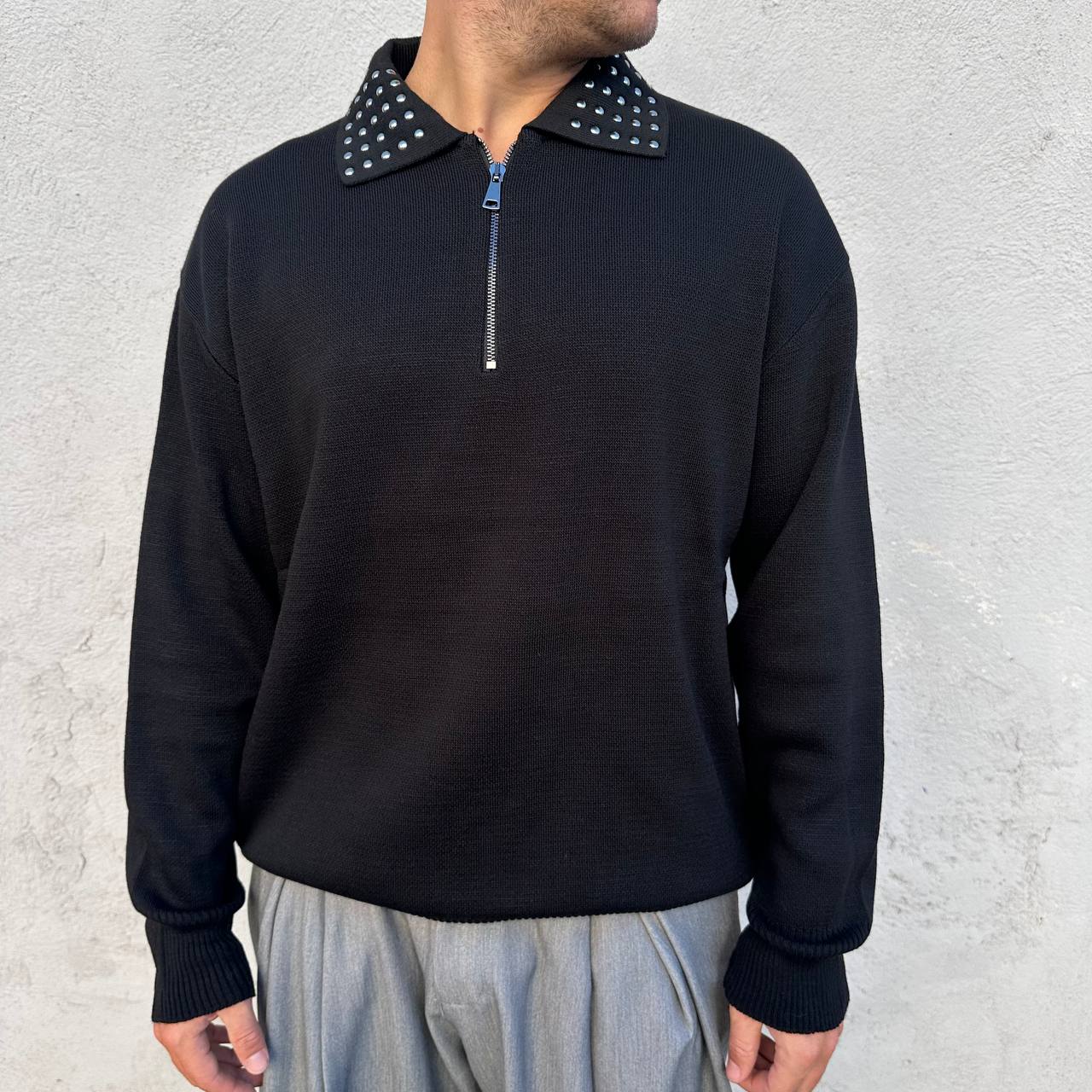 Polo mezza zip borchiata nera