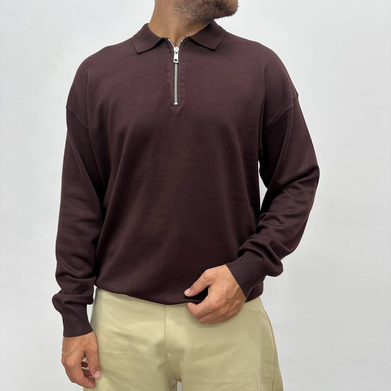 Polo over con zip marrone